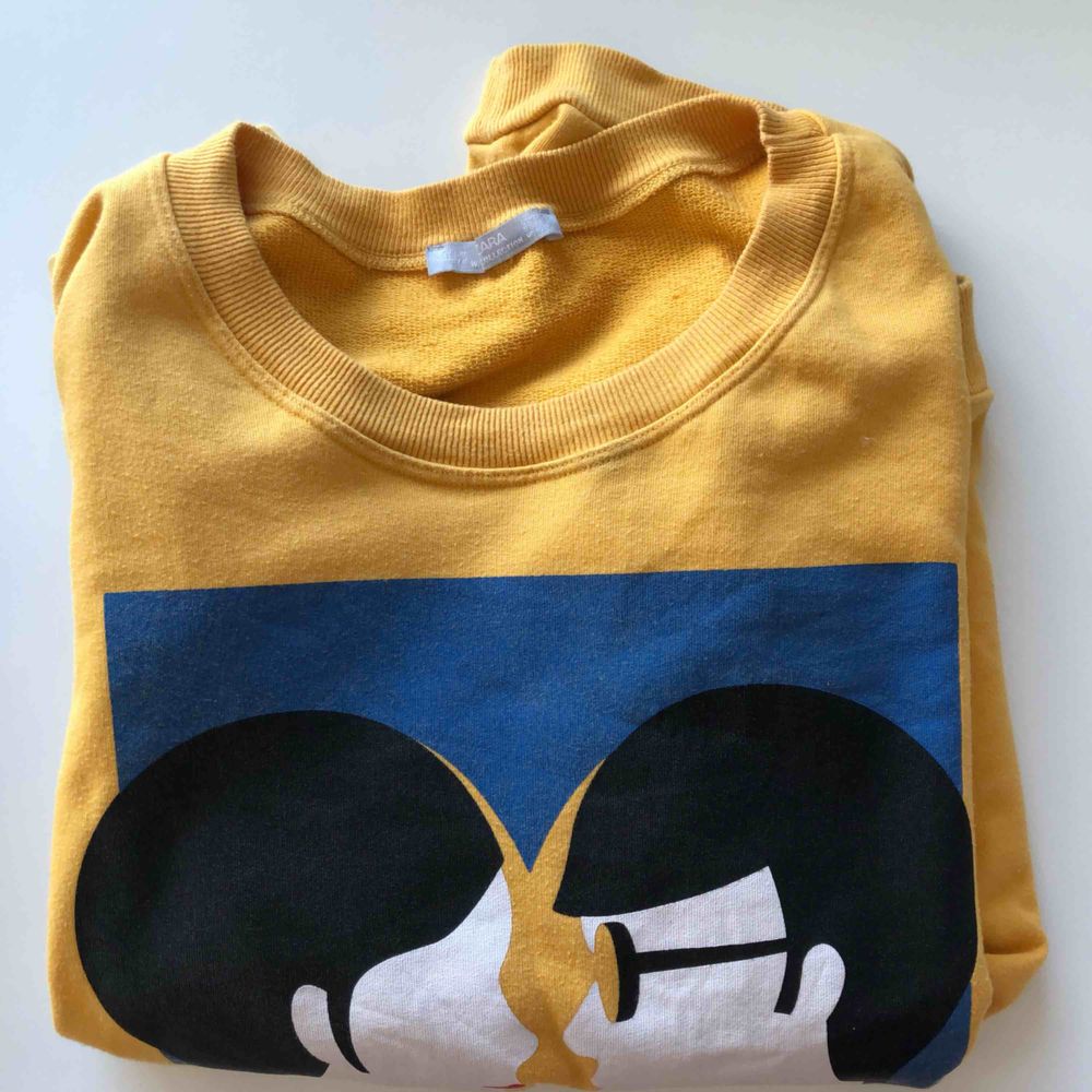 Sweatshirt från Zara med ballt tryck! . Huvtröjor & Träningströjor.