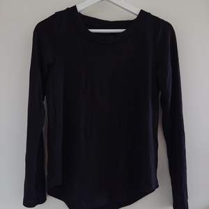Långärmad svart tröja från Ginatricot i storlek XS. Använd ett fåtal gånger. Mycket bra skick! 