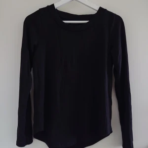  - Långärmad svart tröja från Ginatricot i storlek XS. Använd ett fåtal gånger. Mycket bra skick! 