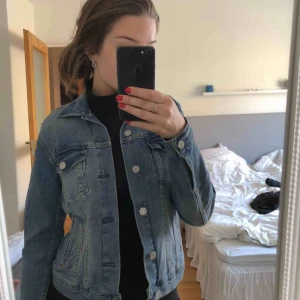  - Jeansjacka som är använd endast 2-3ggr. 4 ytterfickor. Köparen står för frakten.