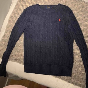  - Äkta marinblå kabelstickad Ralph lauren tröja! Skitsnygg och skitskön säljes pga att det är inte riktigt min stil längre Köparen får själv stå för frakt Pris kan diskuteras