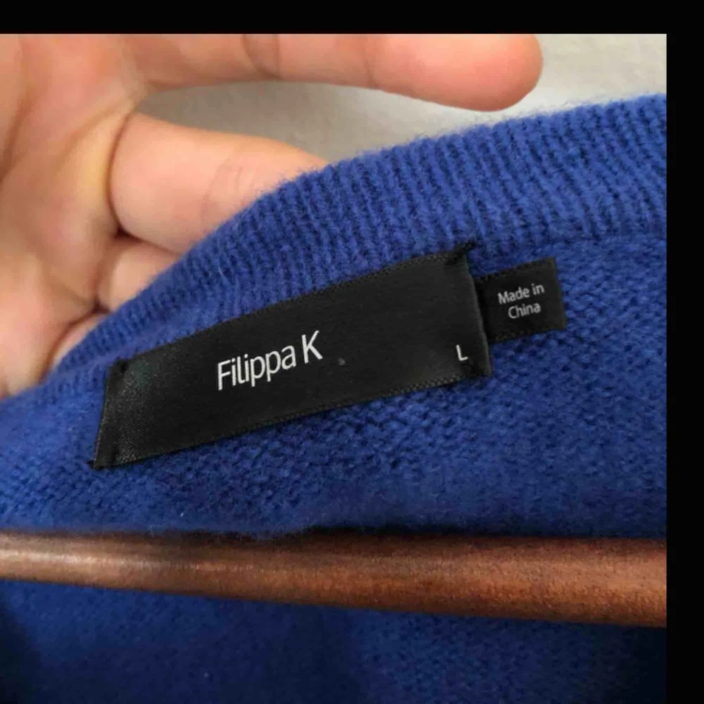 Kornblå tröja i 100 % ull från Filippa K. Storlek L men passar mig som är M. Fina detaljer på armbågarna. Den är helt i nyskick då jag använt den två gånger. . Tröjor & Koftor.