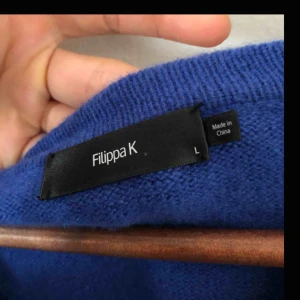  - Kornblå tröja i 100 % ull från Filippa K. Storlek L men passar mig som är M. Fina detaljer på armbågarna. Den är helt i nyskick då jag använt den två gånger. 
