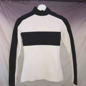  - Långärmad tröja med mönster i svart och vit. Storlek: S nyskick!💕