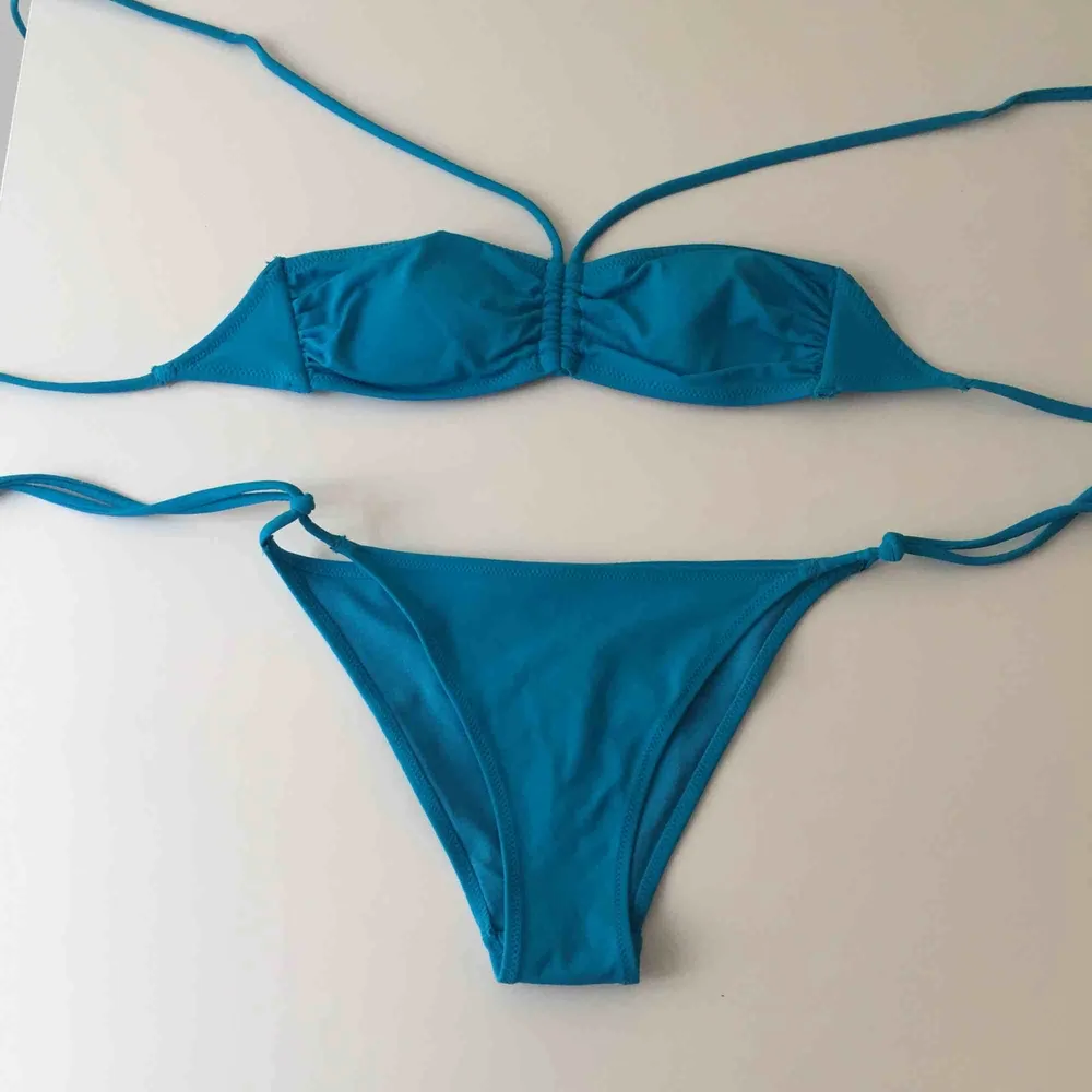 Supersöt bikini från hm i härlig blå färg! ✨. Jeans & Byxor.