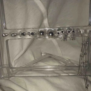  - Fina örhängen! Alla: 85 kr Styckpris- skriv privata bud<3