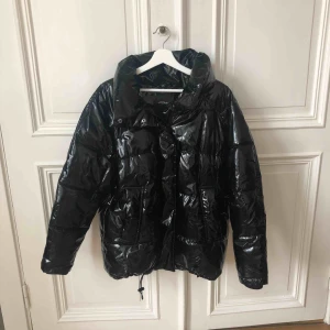  - Jacka från monki, knappt använd. Superfint skick.  500kr, står ej för frakt. 