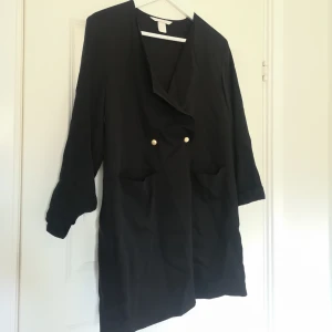  - Superfin tunn kavaj med fickor. Tyvärr aldrig använd. Lite skrynklig pga har legat i en hög ett tag men fraktas såklart mer välvårdad ❤️🎉