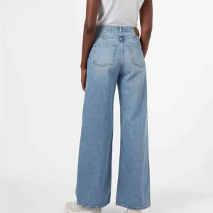  - Helt oanvända jeans i weekdays populära modell ”Ace Wow”! (Slutsålda i denna färg!) (W24 var den minsta storleken, så motsvarar typ XS).