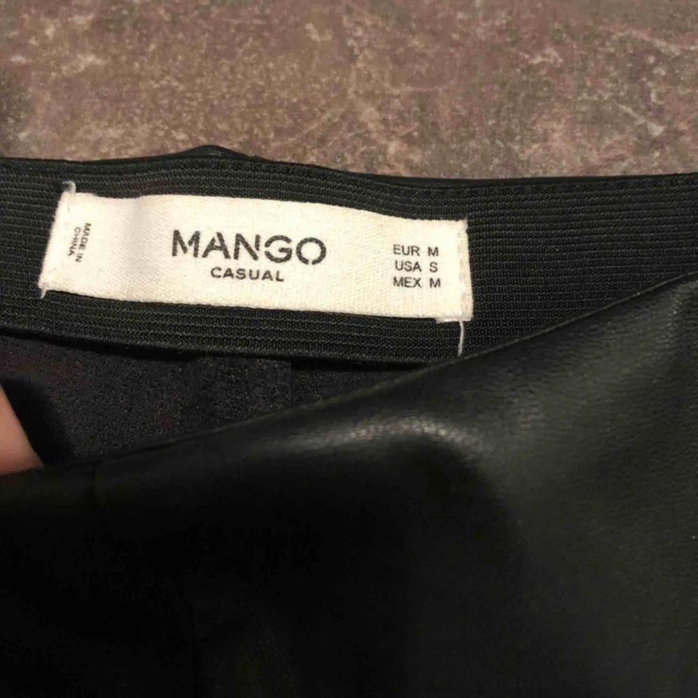 Balla skin byxor från mango.. Jeans & Byxor.