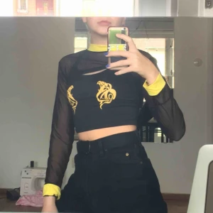  - Croppad mesh top med gula detaljer. Kan mötas upp i stockholm, annars står köparen för frakten. Betalning med swish❤️