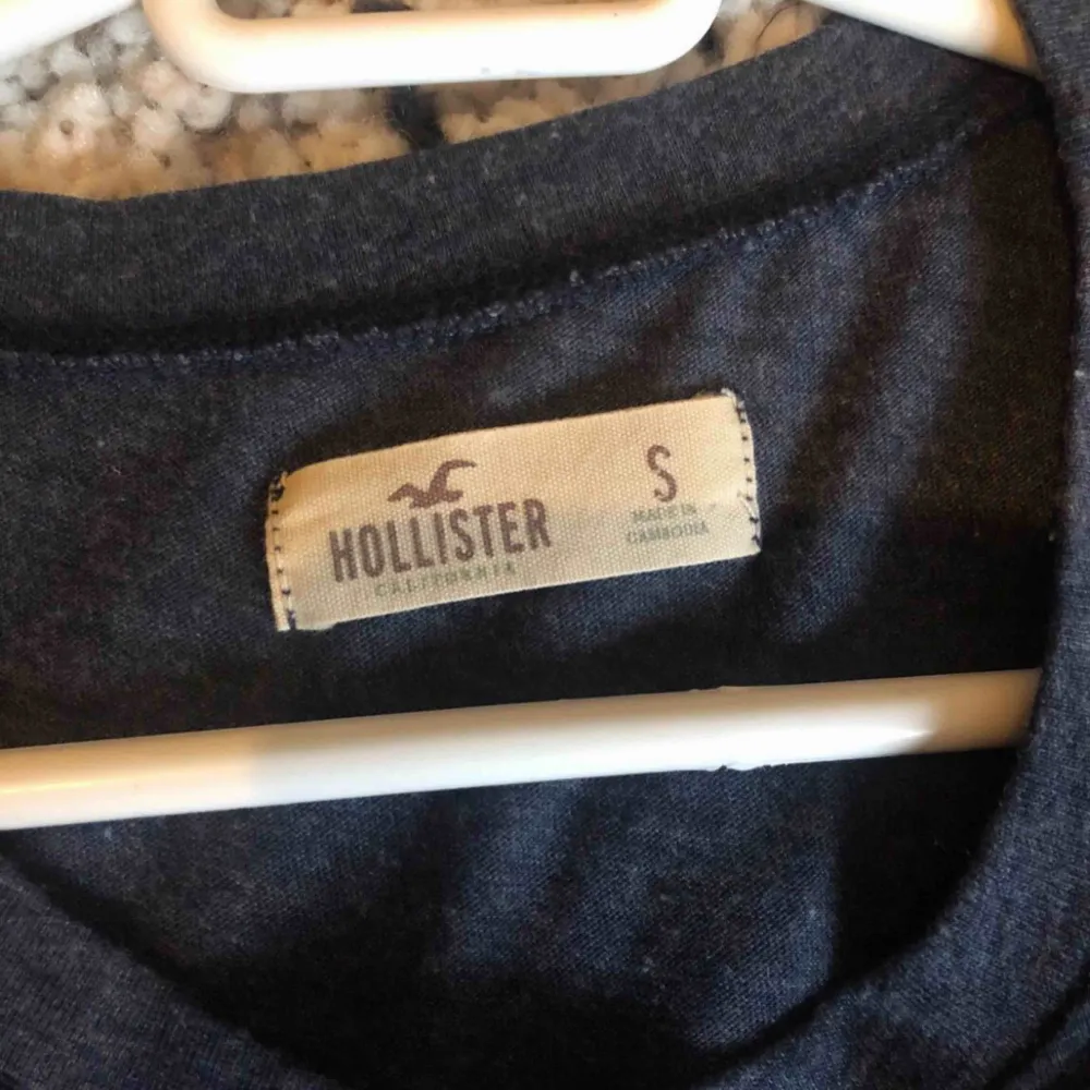 En t-shirt från Hollister. Knappt användt så bra skick. Fraktar vart som helst men står inte för fraktpengarna. 100kr+frakt. T-shirts.