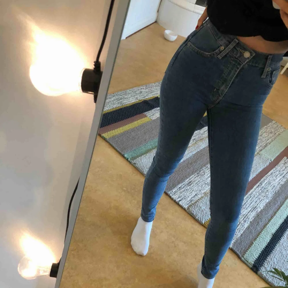 Levis mile high super skinny jeans i storlek 23 som endast är använda 2 gånger. Säljer för jag inte får användning för de och priset kan diskuteras🥰 Första bilden visar den riktiga färgen på jeansen. Jeans & Byxor.