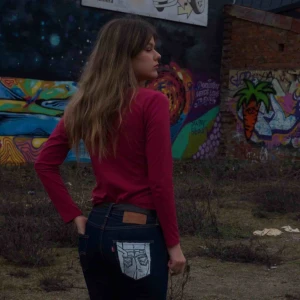  - Levis 501 med handmålad design på fickan