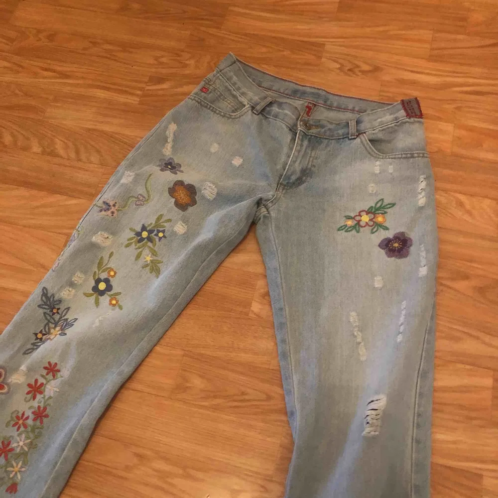 Säljer ett par superfina Bootcut jeans med broderat tryck på. Köpt från secondhand men de är lite för stora för mig. Det står ej storlek på men skulle gissa på en storlek M, hojta till om du är intresserad💕 (litet hål då en ”skärpflärp” har gått upp. Jeans & Byxor.