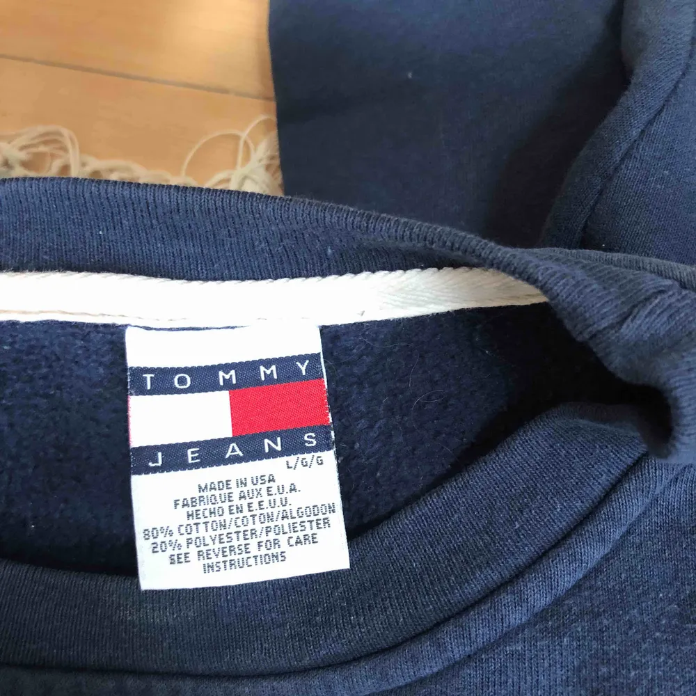 Stor och mysig Tommy hilfiger sweatshirt, croppad med resår i midjan. Hoodies.