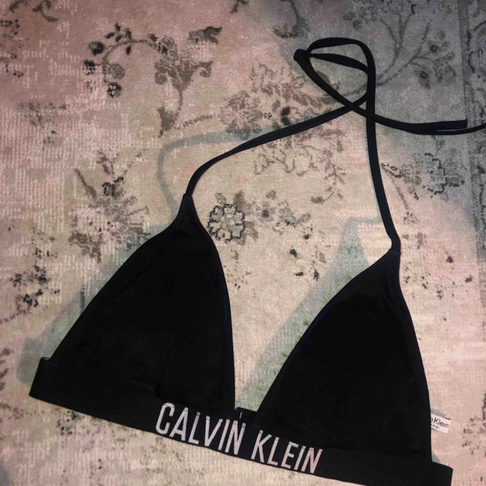 Bikinitopp från Calvin Klein, så himla fin men för stor för mig. Endast provad, nypris ca 400 kr ⭐️. Övrigt.