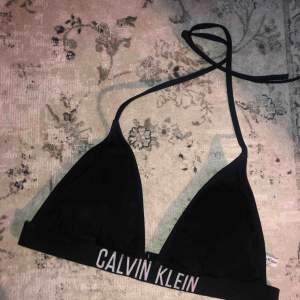Bikinitopp från Calvin Klein, så himla fin men för stor för mig. Endast provad, nypris ca 400 kr ⭐️