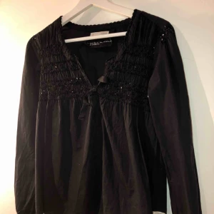  - Supersnygg och användbar svart blus från Odd-Molly🥰 pris kan diskuteras