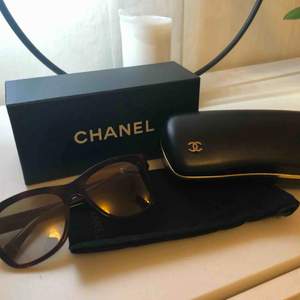 Äkta Chanel solglasögon modell 5380 som bara blivit använda ett fåtal gånger, köpte förra sommaren. Nypris 2790kr, färgen heter 1575/6E och är lite brun melerade med bruna glas. Fodral och alla tillbehör medföljer. 