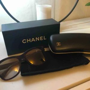  - Äkta Chanel solglasögon modell 5380 som bara blivit använda ett fåtal gånger, köpte förra sommaren. Nypris 2790kr, färgen heter 1575/6E och är lite brun melerade med bruna glas. Fodral och alla tillbehör medföljer. 