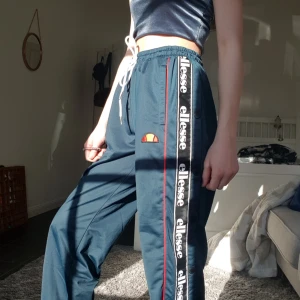  - Ser lite blåa ut men de e gröna! Köpta för 520kr och endast använda 3 gånger men ser helt nya ut. Jag är en xs på 164cm och skulle nog gissa att de passar xs till liten  m. Köparen står för frakt.