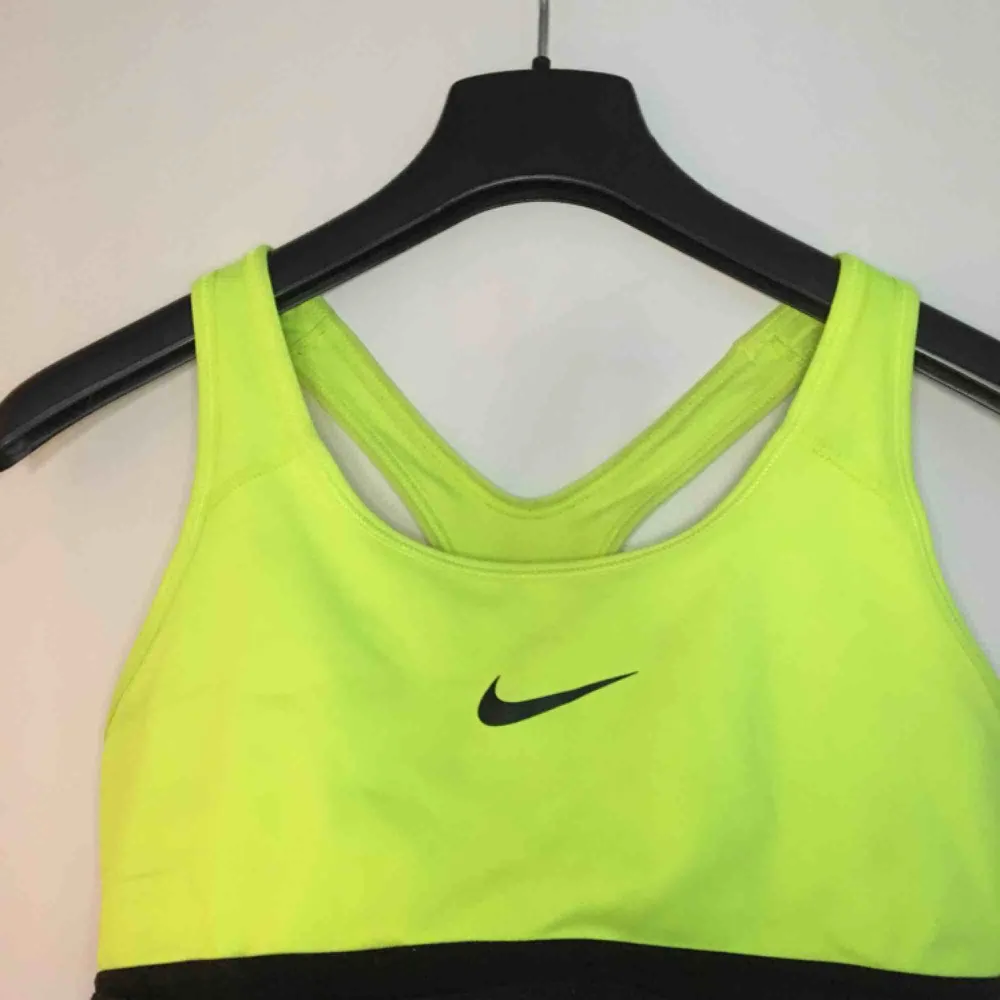 Superfin neon gul sporttopp från Nike, strl M fint skick. . Övrigt.