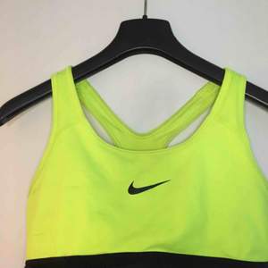 Superfin neon gul sporttopp från Nike, strl M fint skick. 