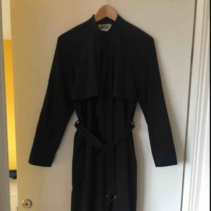  - Svart trenchcoat från Weekday! 230kr inkl frakt! Storlek XS (men funkar för S också), Superfint skick 🥰