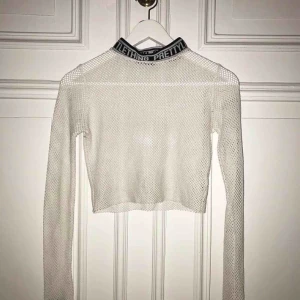  - Snygg nättröja från PrettyLittleThing! Croppad! Lite trasig längst ned i ärmen men fick den hemskickad så!