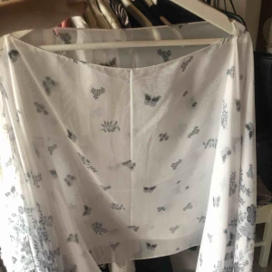  - En genomskinlig ”blus” inköpt i Malaysia förra året. Är genomskinlig, så man kan ex ha den till stranden som strandplagg. Eller ha ett linne under. Superfin!