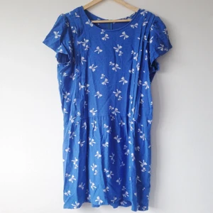 Söt klänning i rak modell med rosettmönster. Lös passform och slutar mitt på låren. - Söt klänning i rak modell med rosettmönster. Lös passform och slutar mitt på låren.