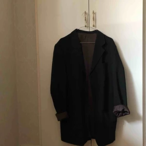  - Enkel, skön och DUNDERSNYGG lång kavaj/kappa. Den har använts flitigt men är felfri! Innerficka till och med 😏 Finns ingen storlek märkt men skulle höfta på 40-44 och den är skitsnygg oversize! 🌱 Frakt tillkommer