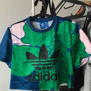 - Kroppad adidas t-shirt i superfint mönster, med silkes liknande material. 
