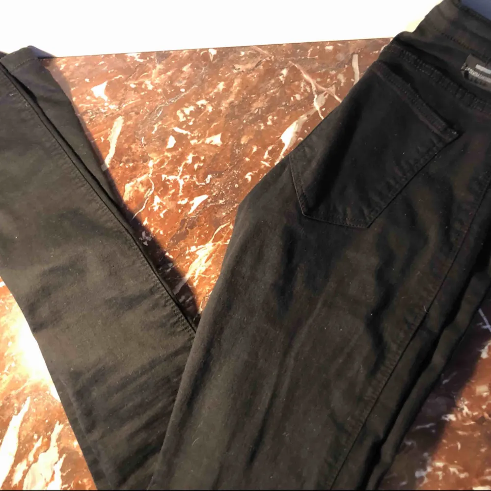 Fick i present men tyvärr fel storlek! Värde av 500kr och dom är aldrig någonsin använda. Svarta vanliga tighta från dr denim, väldigt simpla och kan användas till alla outfits! Medelhögmidja!. Jeans & Byxor.