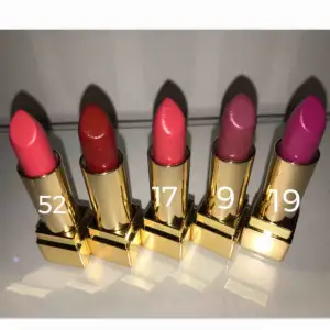 ENDAST 52 & 19 KVAR! Läppstift från Yves Saint Laurent från kollektionen rouge pur couture i färgerna 52, 27, 9 och 19. Aldrig använda endast swatchade. Nypris: 370kr, mitt pris: 250kr eller två st för 450.