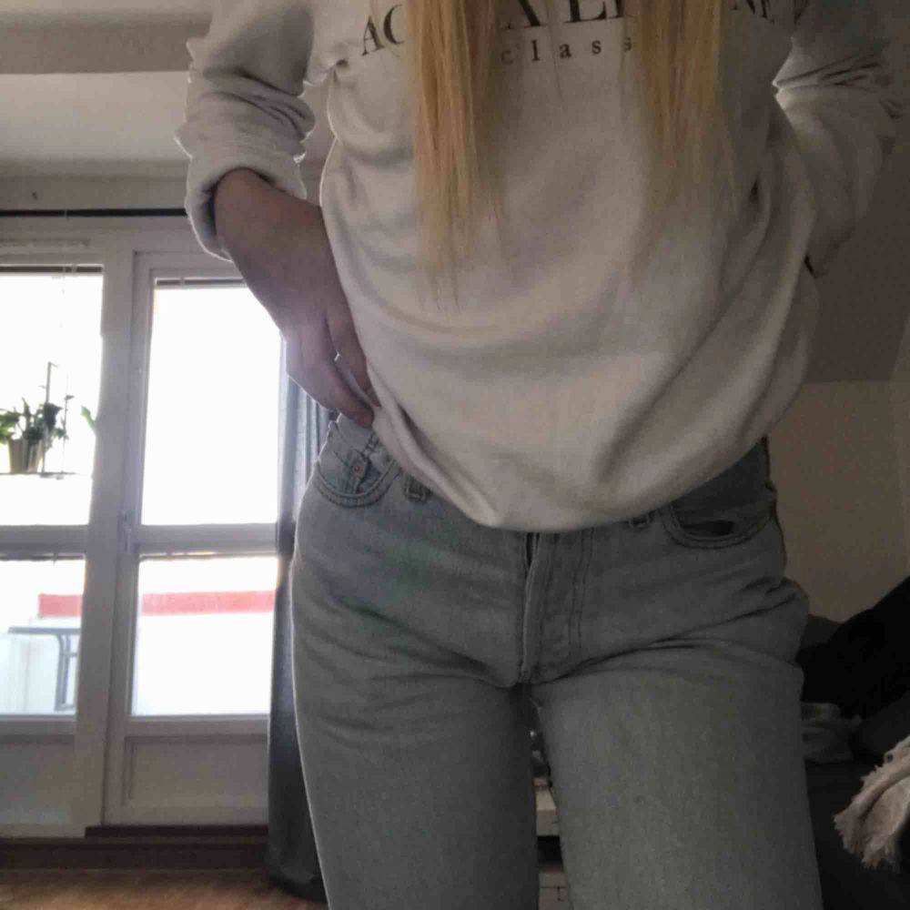 ljusa Levi’s jeans i bra skick, jag är 173 cm lång så kolla sista bilden vart de slutar på mig💕 köparen står för frakt. Jeans & Byxor.