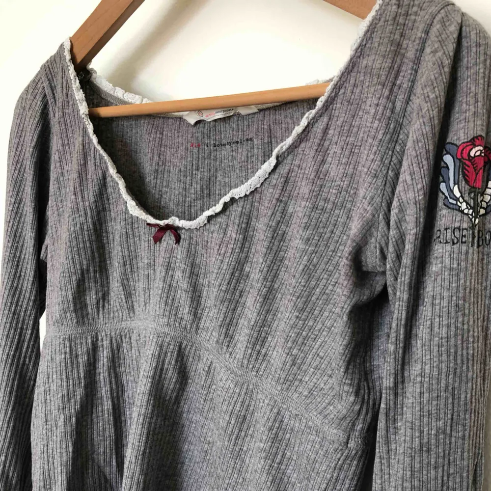 Säljer en grå långärmad tröja från Odd Molly då jag enbart använt den 1-2 gånger och tröjan sitter fortfarande bra.  frakt tillkommer och jag tar swish :). Tröjor & Koftor.