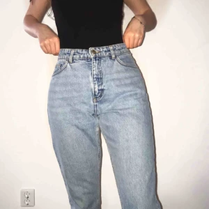  - Jätte fina mom jeans från Monki. Har några små håll vid skärphållen men inget man märker. Nypris 400kr💖