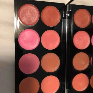  - Makeup revolution blush cream palette - vissa färg är mer eller mindre använda - köparen står för frakt