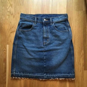  - Jeanskjol från monki, storlek 36. Knappt använd och i mycket bra skick. Kan mötas upp i Stockholm eller frakta men köparen står för frakt.