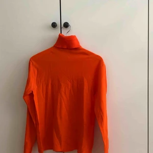  - Neon orange polo tröja, superfin å skön men knappt använd💕