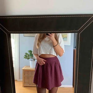  - Supersöt kort kjol från urban outfitters, sparsamt använd, hög i midjan och gömda fickor i sidan Malmö eller fraktas för 45 kr