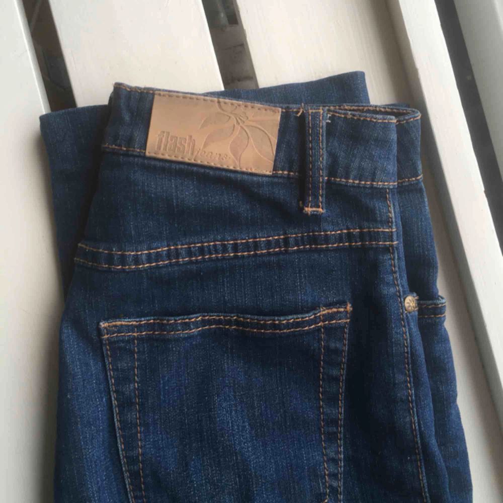 Högmidjade blåa jeans med lite | Plick Second Hand