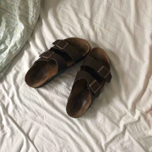  - Bruna Birkenstock i storlek 37. Endast använda som inneskor. Köparen står för frakt, kan även mötas upp i Stockholm.