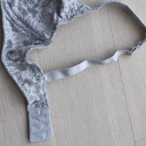 Snygg grå spets BH. Retro modell ,helt oanvänd!  - Snygg grå spets BH. Retro modell ,helt oanvänd! 