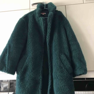  - Jag säljer en oanvänd teddy kappa/jacka ifrån indiska i storlek XS, den är i oanvänt skick!