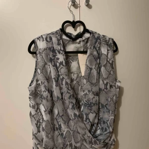  - Helt nytt Topp i storlek 38, finns i Odenplan, kan skicka via post, 36kr på frakt