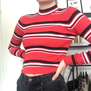  - Ribbad polo. Använd men i fint skick. Frakt ingår