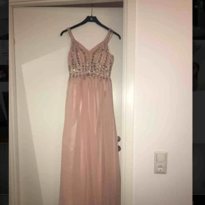  - Rosa balklänning köpt för 2000kr. Använd endas en gång, så den är i fint skick, inga skador. Pris kan disskuteras vid snabb affär. Betalning sker via swish. Kan mötas upp i stockholm. 